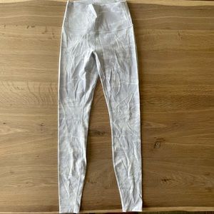 LULULEMON - Wunder Under 28” White Camo - Size 4